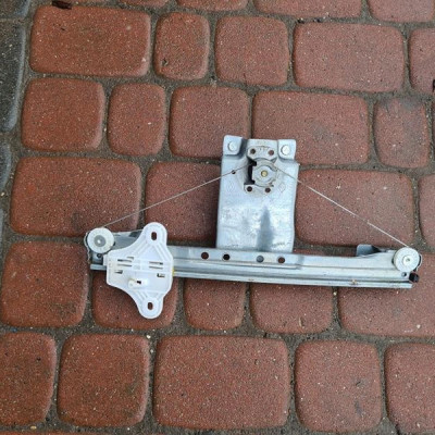 Podnosnik drzwi tył Renault Clio IV 827013204R