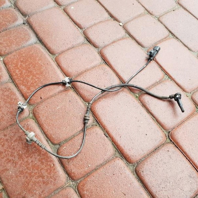 Czujnik ABS przód lewy Opel Astra K V 39002171