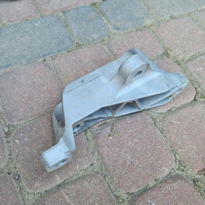 Wspornik łapa skrzyni Opel Insignia B 22985095