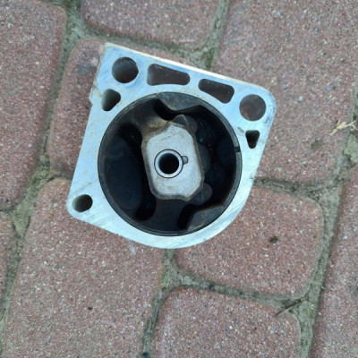 Łapa poduszka skrzyni Opel Insignia B 84155467