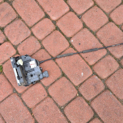 Zamek drzwi lewy przód EU Opel Meriva B 13258271