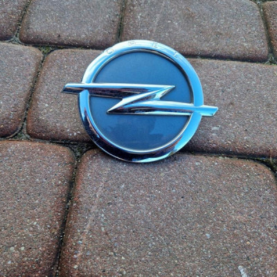 Otwieranie klapy znaczek logo Opel Insignia B