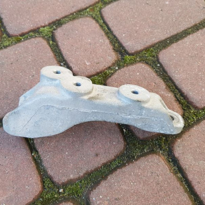 Łapa uchwyt mocowanie skrzyni Insignia 13228255