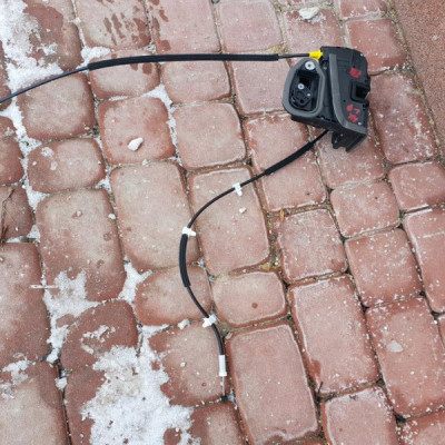 Zamek drzwi przód lewy EU Astra K V 13597536