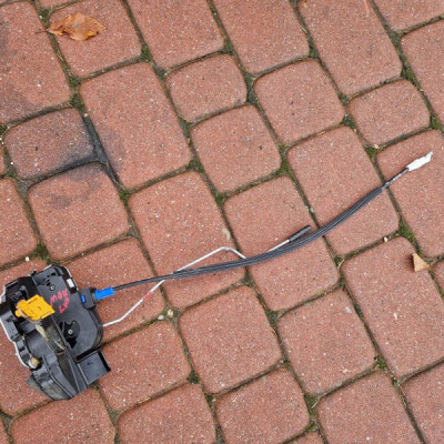 Zamek drzwi lewy przód Opel Mokka 5PIN EUROPA