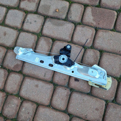 Podnośnik prawy tył Opel Astra K V 5 39142320