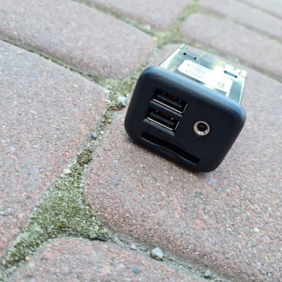 Gniazdo USB tył Opel Insignia B 13526854