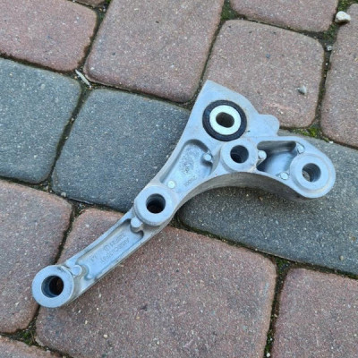 Łapa wspornik skrzyni 1.2T Opel Astra K V 13367562