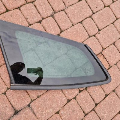 Szyba tył tylna kombi ciemna Opel Insignia B 2018r