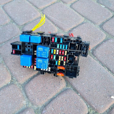 Skrzynka bezpiecznik Renault Captur II 243805499R