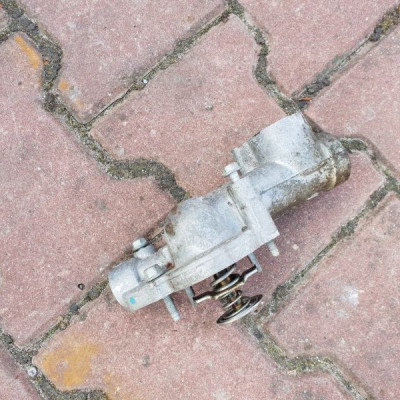 Termostat obudowa osłona Opel Insignia 12638186