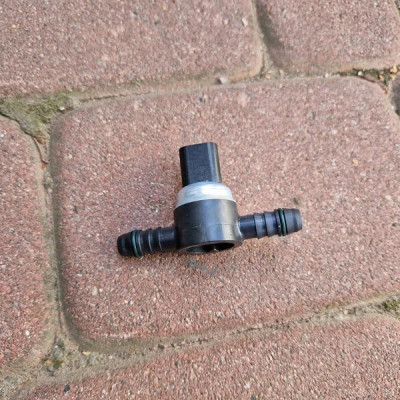 Czujnik zawór paliwa Opel Astra K V 13516494