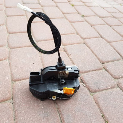 Zamek drzwi prawy przód Opel Astra J 13579519