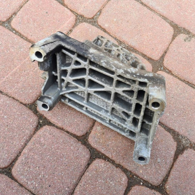 Łapa wspornik 1.3CDTI Opel Astra J IV 55565439