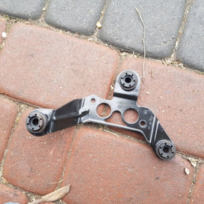 Uchwyt wspornik pompy Audi Q3 5N0614235E