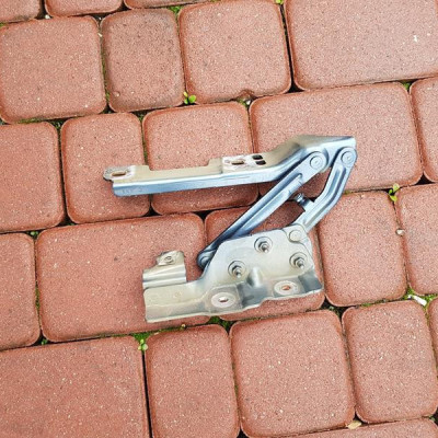 Zawias maski lewy Opel Astra J 4 IV 20879202