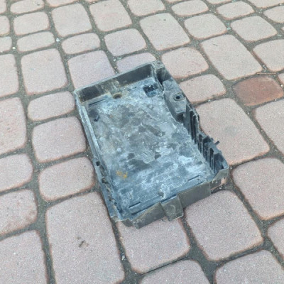 Uchwyt podstawa akumulatora Opel Meriva B 13396156