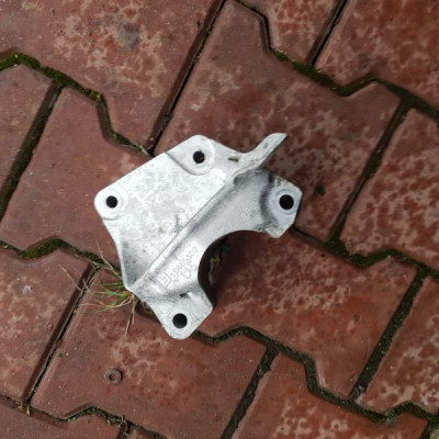 Łapa silnika uchwyt OPEL Insignia B20DTH 13480302