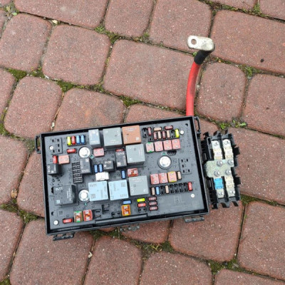 Skrzynka bezpieczników Opel Astra J IV 13318785