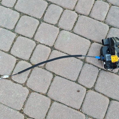 Zamek drzwi przód lewy EU Opel Mokka 13579522 HK