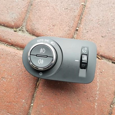 Przełącznik świateł włącznik Zafira C 39050760