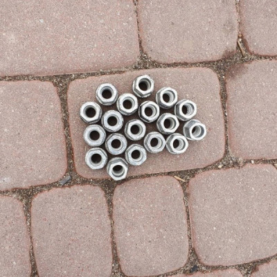 Śruby nakrętki koło Opel Astra K V