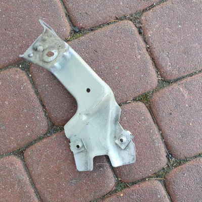 Uchwyt mocowanie błotnika prawy Opel Insignia