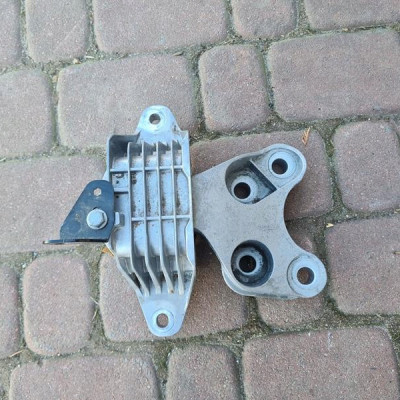 Łapa silnika skrzyni 2.0T Opel Insignia B 84080177