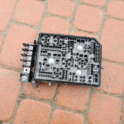 Obudowa bezpieczników Opel Astra K V