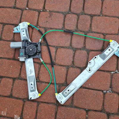 Podnośnik szyby prawy 3drzwi Opel Corsa E 13447039