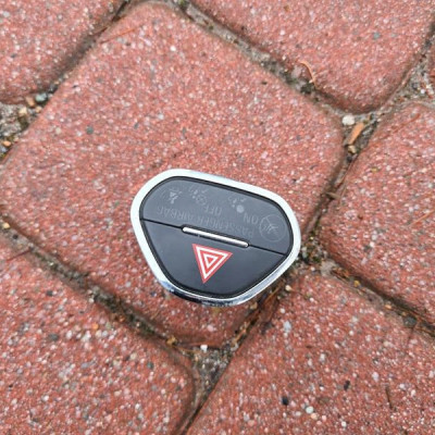 Przełącznik awaryjnych Opel Corsa E 39031634