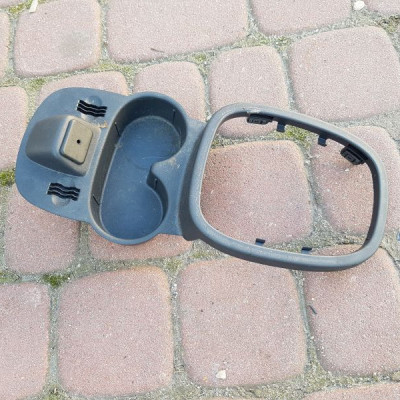 RAMKA NA NAPOJE CUPHOLDER OPEL CORSA D 13205815