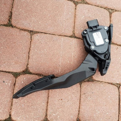 Potencjometr pedał gazu Opel Astra K 13373777