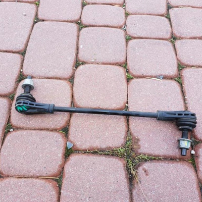 Łącznik stabilizatora Opel Astra K V 39001003