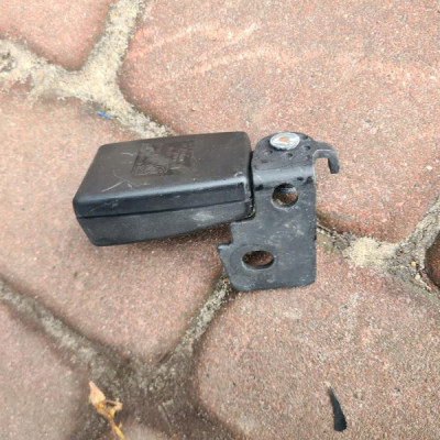 Zapinka pasów lewy tył Opel Corsa D 13274778