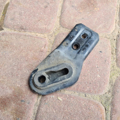 Uchwyt chłodnicy prawy Opel Meriva B 13153540