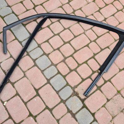 Uszczelka zgarniacz listwa drzwi Opel Mariva