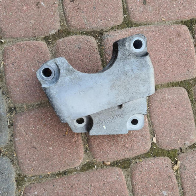Łapa podpora skrzyni Opel Insignia B 84163343