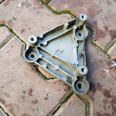 Łapa silnika klimy 1.4T Opel Astra IV 55567289