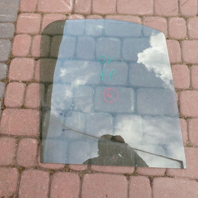 Szyba drzwi prawa przód VIVARO TRAFIC 2004 2004r