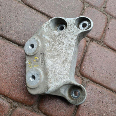 Łapa skrzyni wspornik Opel Astra K V 13389321