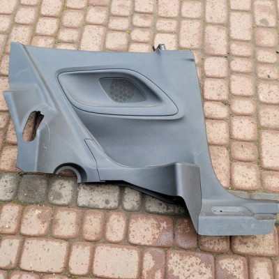 Boczek drzwi kanapy lewy Opel Corsa E 13383025