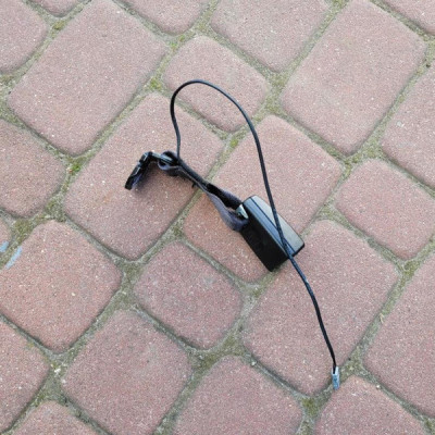 Zapinka pasa środkowa tył Opel Corsa E 13427737