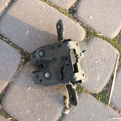 Zamek klapy bagaznika Opel Astra J IV 13581023