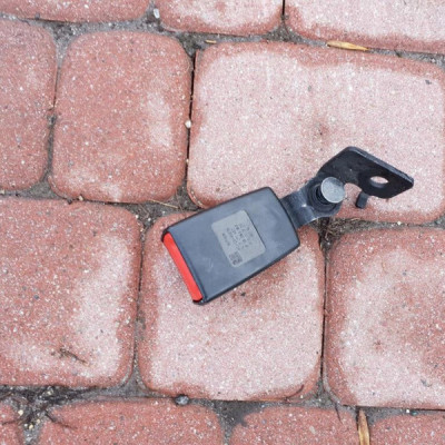 Zapięcie pasa tył Opel Astra J IV 13251483