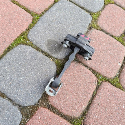 Ogranicznik drzwi prawy przód Opel Combo D