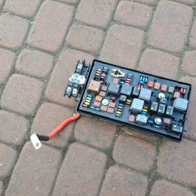 Skrzynka bezpieczników Opel Insignia 13345498