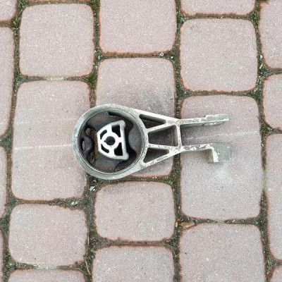 Łapa poduszka skrzyni uchwyt sanek Opel Corsa D