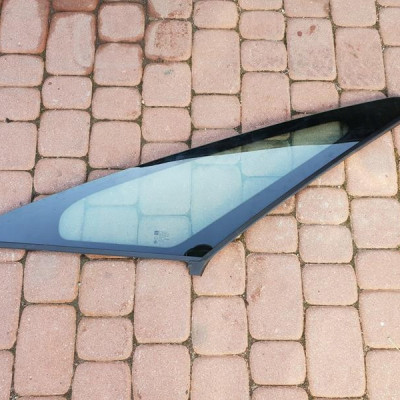 Szyba boczna lewa trójkąt Opel Zafira C 2016r