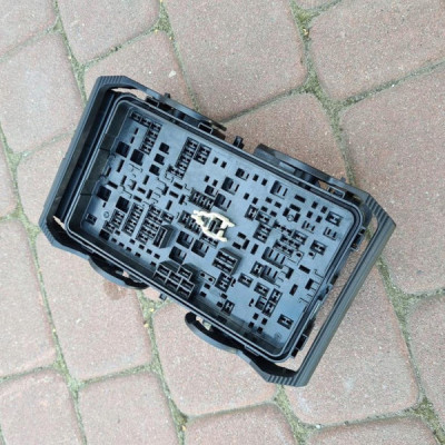 Obudowa bezpieczników skrzynka Opel Insignia B